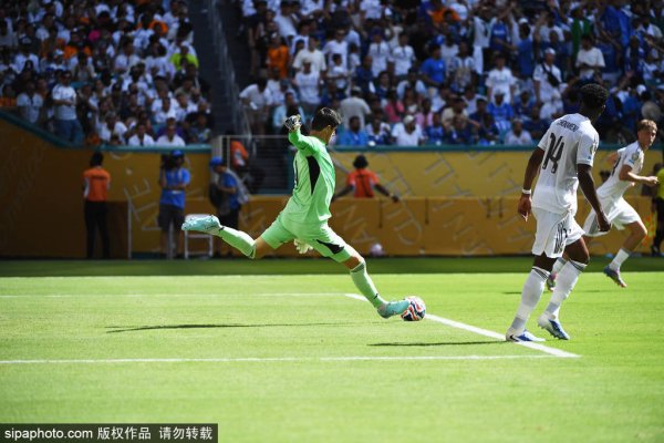 Courtois hỗ trợ Câu lạc bộ Wor